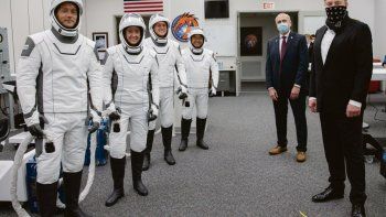 PIONERO. Elon Musk, fundador de SpaceX, y el administrador de la NASA, Steve Jurczyk, junto a los astronautas de la misión Crew Dragon.