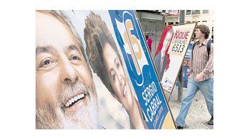 ámbito.com | En un hecho que burla las leyes electorales y enfurece a la oposición, Luiz Inácio Lula da Silva ni siquiera finge neutralidad en la campaña electoral. Su apoyo a Dilma Rousseff es omnipresente y se incrementa en el tramo final.