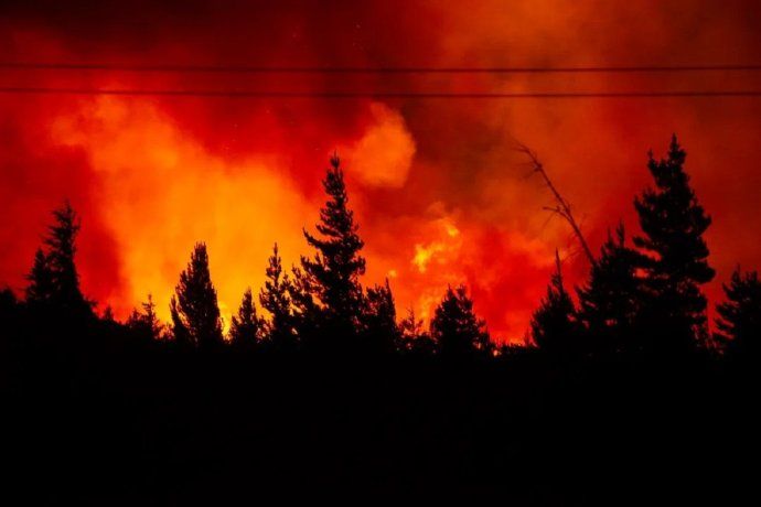 El incendio forestal en Epuyén ya arrasó más de 2000 hectáreas de bosque y terreno y destruyó unas 50 viviendas.