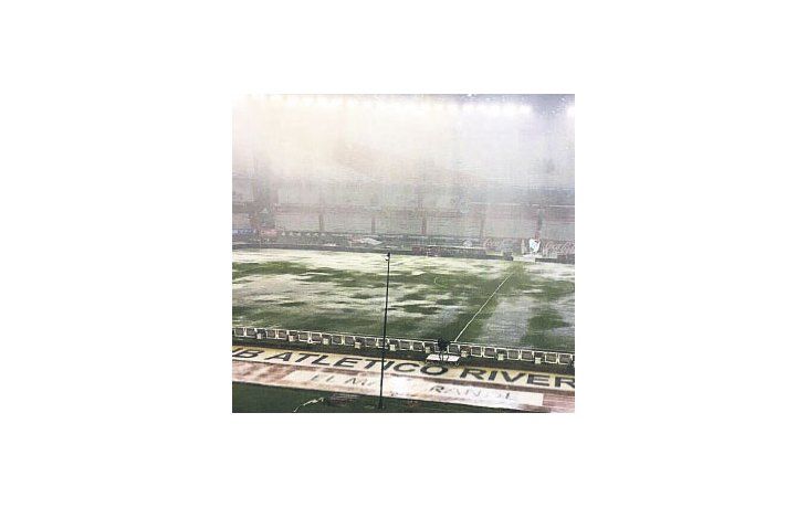 ámbito.com | Así lucía el campo de juego del  estadio Monumental cuando arreciaba el temporal. El clásico se jugará hoy, desde las 21.