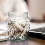 El Banco Central del Uruguay advirtió sobre la dolarización e inmovilización de los ahorros, un fenómeno que especialistas vinculan con factores culturales, escasa profundidad del mercado financiero y falta de incentivos del sistema bancario.