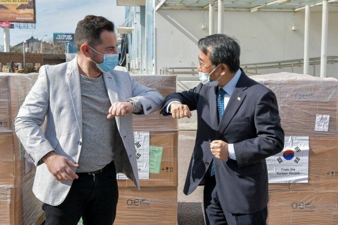 Coronavirus: el saludo tras la donación de Barbijos por parte de la República de Corea al Ministerio de Salud. 