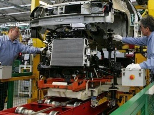 La UIA advirtió que la actividad industria acumula una contracción de 9,0% en los primeros cuatro meses del año.