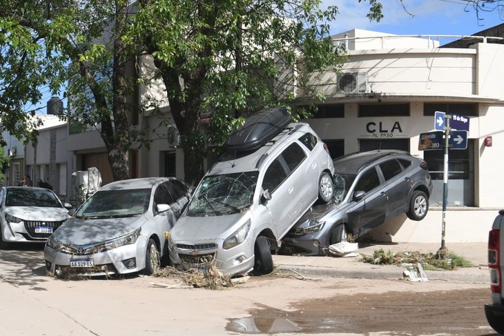 El temporal, que afectó con especial dureza a Bahía Blanca, provocó un saldo trágico con al menos 16 muertos, cientos de evacuados y severos daños en la infraestructura urbana.