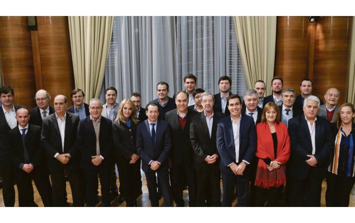 Aliento. Sica, durante el encuentro ayer con sus pares de las provincias. Allí, en línea con la arenga de Mauricio Macri, resaltó la importancia de que los gobernadores adhieran al paquete de leyes de competitividad.