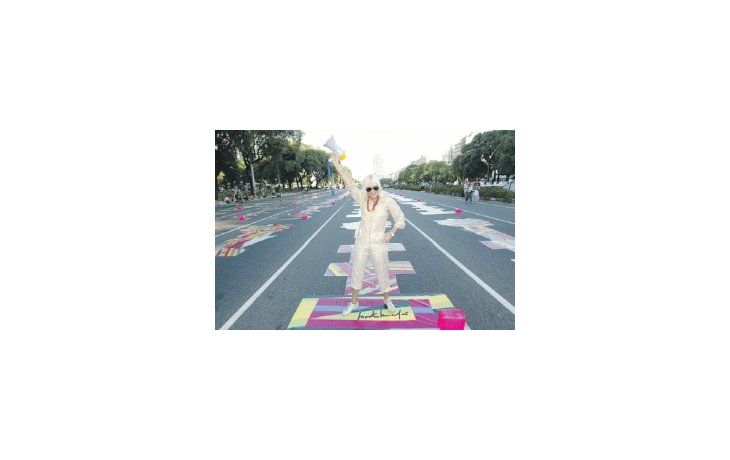 “Rayuelarte”, del lado de acá y del lado de allá, según la terminología de Cortázar en “Rayuela”: Marta Minujín recreará en París la exposición ya vista en Buenos Aires hace cinco años.