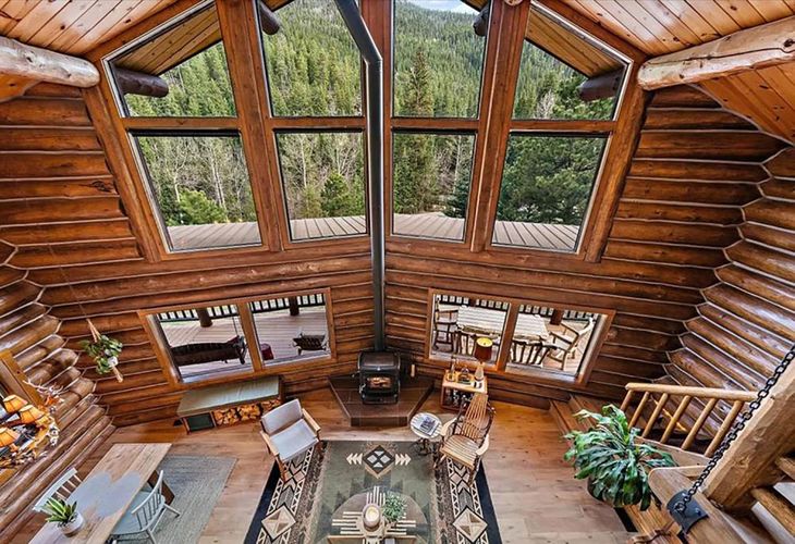 Las cabañas de madera atraen a quienes se hospedan en zonas de montaña Las cabañas de madera atraen a quienes se hospedan en zonas de montaña