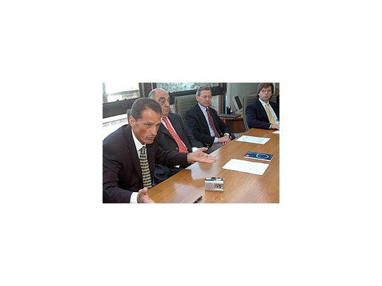 Los doctores Claudio Belocopitt (Swiss Medical), Jorge Aufiero (CIMARA), y Pablo Giordano (ADEMP) anuncian a clientes de las empresas de medicina prepaga que sufrirán un aumento en los aranceles y el agregado de copagos en las prestaciones.