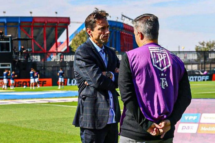 Marcelo Moretti reapareció en San Lorenzo tras levantar su licencia y charló con el DT.