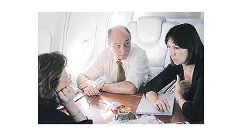 Felisa Miceli viajó ayer a La Rioja. Con ella compartieron avión oficial la subsecretaria deCoordinación Económica, Silvia Canela, y el director del Banco Nación, Reynaldo Ostrof.