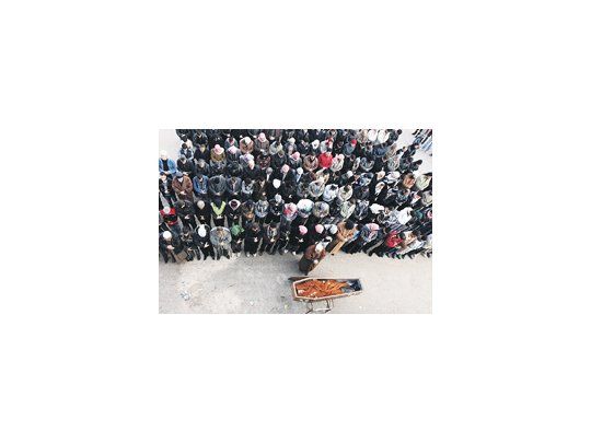 Opositores rezan en la ceremonia fúnebre de un militante del Ejército Libre de Siria, en la ciudad de Idlib.