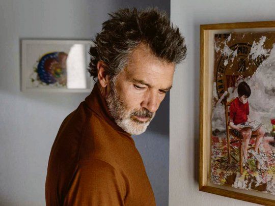 Banderas. Actuó con Almodóvar en los años de la movida y ahora lo interpreta, ya sereno, como su alter ego.
