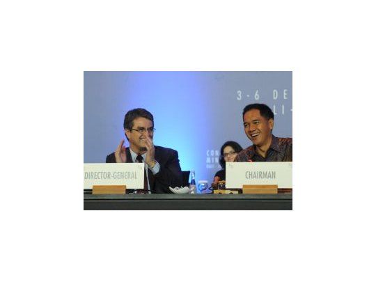 Roberto Azevedo, director general de la OMC, al lado de Gita Wirjawan, ministro de Comercio de Indonesia.
