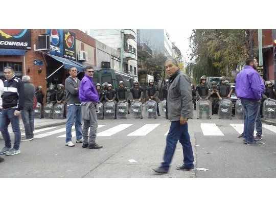 Ámbito.com registró un reforzado cordón de vigilancia para evitar que los sindicalistas moyanistas vuelvan a la planta. La incursión de Gendarmería comenzó el sábado por la tarde, cuando el dueño de la firma Patricio Farcuh fue autorizado por la Justicia a reingresar al edifico de La Rioja y Moreno, en Balvanera.