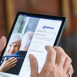 Podés descargar la app Mi PAMI de forma gratuita en dispositivos móviles iOS y Android.  Podés descargar la app Mi PAMI de forma gratuita en dispositivos móviles iOS y Android.