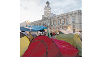 ámbito.com | El desalojo forzoso de los manifestantes de Cataluña, ocurrido el sábado, reactivó la protesta de los «indignados». Miles retornaron a la Puerta del Sol y anoche decidieron extender el reclamo.