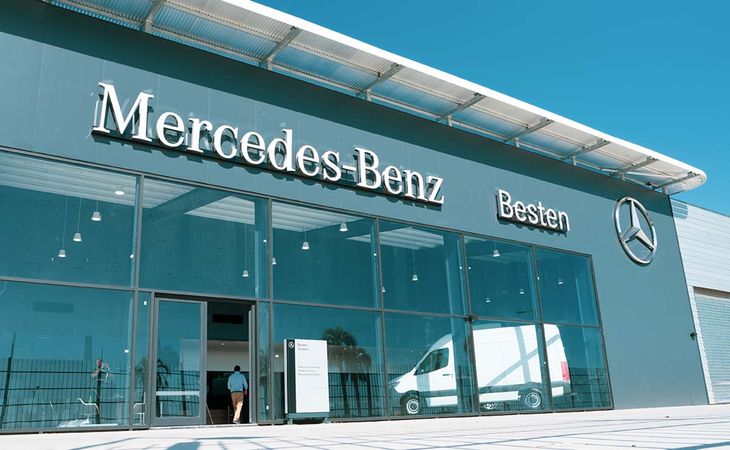 Mercedes Benz llamó a revisión casi un millón de autos por problemas en los frenos 