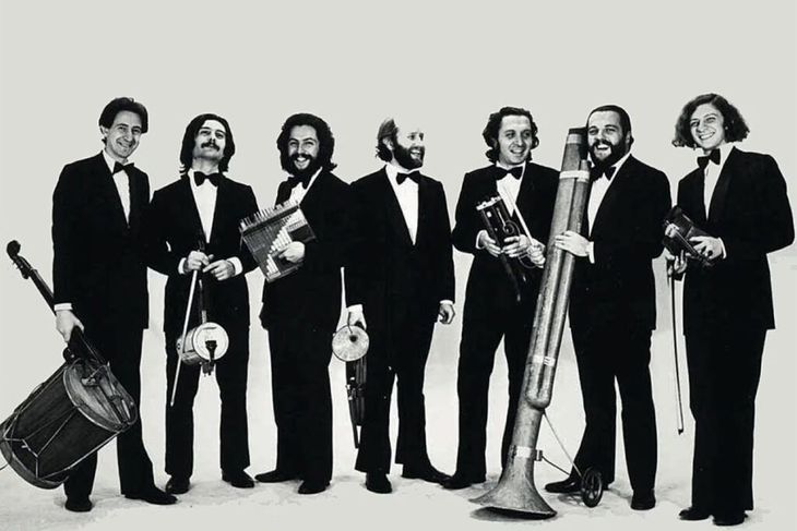 La formación original. De izq. a der.: Gerardo Masana, Jorge Maronna, Carlos Núñez Cortés, Marcos Mundstock, Ernesto Acher, Daniel Rabinovich y Carlos López Puccio La formación original. De izq. a der.: Gerardo Masana, Jorge Maronna, Carlos Núñez Cortés, Marcos Mundstock, Ernesto Acher, Daniel Rabinovich y Carlos López Puccio