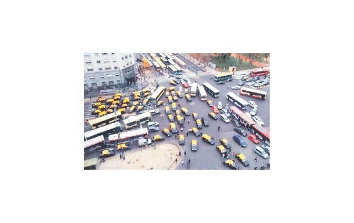 La zona de Retiro estuvo totalmente colapsada ayer a la tarde por el paro espontáneo de taxis. Lo mismo se  replicó en otras arterias de la Ciudad, lo que generó un importante caos de tránsito.
