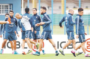 Nicolás Otamendi, Javier Mascherano y Martín Demichelis en el reencuentro en la Selección, ayer en Ezeiza. Mascherano será el capitán ante la ausencia de Lionel Messi.