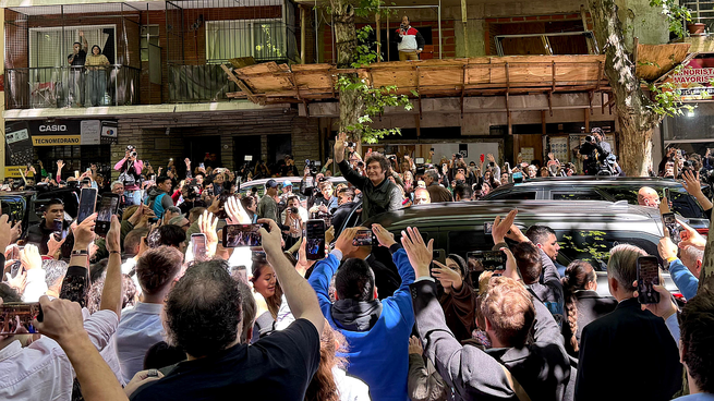 Una muchedumbre esperó por Javier MIlei en la UTN de Almagro para acompañarlo en la votación.&nbsp;