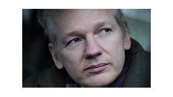 Assange niega haber roto el preservativo o haberse dado cuenta de que se rompió
