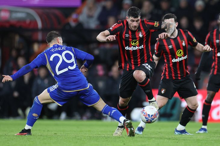 Argentine defender Marcos Senesi (former San Lorenzo) was eliminated with Bournemouth in the round of 16 of the FA Cup. Argentine defender Marcos Senesi (former San Lorenzo) was eliminated with Bournemouth in the round of 16 of the FA Cup.