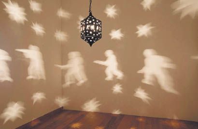 Los soldaditos de juguete pero bien armados, recortados en la pantalla de una lámpara con bellas estrellitas, proyectan una danza macabra sobre las paredes de una salita en penumbra.