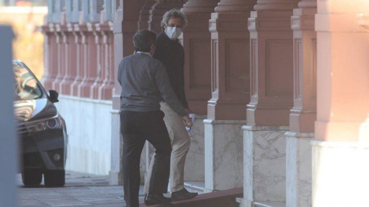 Miguel y Quirós, de la Ciudad, ingresan al salón de la Casa Rosada