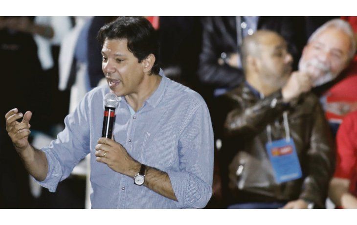 ámbito.com | Figuras de recambio. Fernando Haddad es el número dos de la fórmula del PT, pero podría convertirse en candidato presidencial si Lula queda fuera de carrera por sus problemas judiciales. En tal caso, la comunista Manuela D’Avila podría acompañarlo.