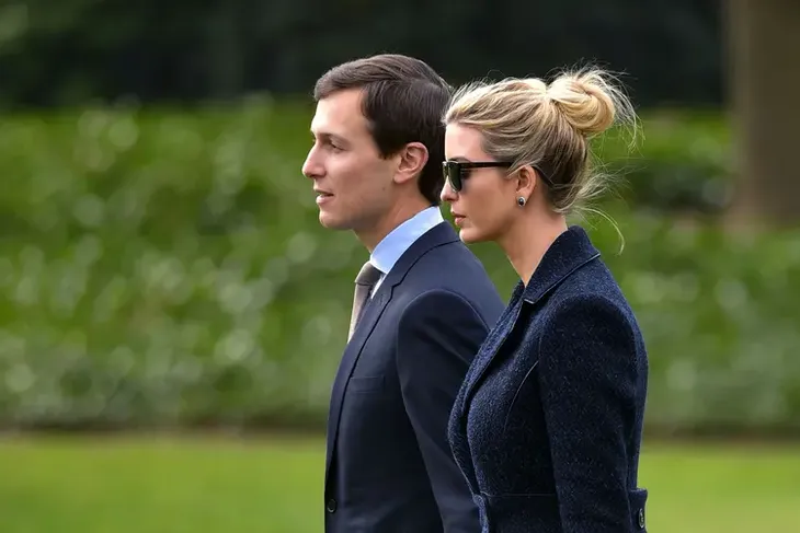 Jared Kushner e Ivanka Trump en la Casa Blanca. A pesar de la oposición de la CIA, el FBI y otros organismos de Seguridad, Trump ordenó darle a su yerno el acceso total a los secretos de Estado. Jared Kushner e Ivanka Trump en la Casa Blanca. A pesar de la oposición de la CIA, el FBI y otros organismos de Seguridad, Trump ordenó darle a su yerno el acceso total a los secretos de Estado.