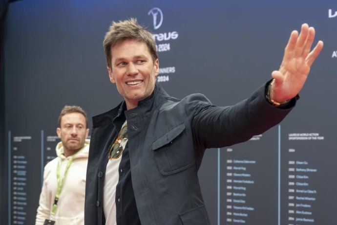 Tom Brady, ganador de siete anillos de Super Bowl, presentó una propuesta para convertirse en propietario minoritario de Las Vegas Raiders. Solo necesita 24 votos a favor de un total de 32 posibles para conseguirlo. Tom Brady, ganador de siete anillos de Super Bowl, presentó una propuesta para convertirse en propietario minoritario de Las Vegas Raiders. Solo necesita 24 votos a favor de un total de 32 posibles para conseguirlo.