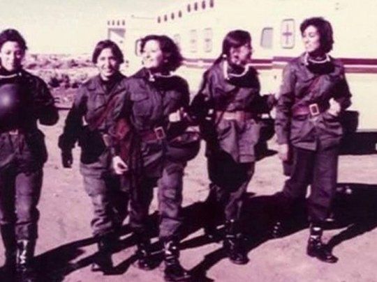 Paso firme: la foto de las enfermeras de Malvinas que disparó la curiosidad de Federico Strifezzo, director de Nosotras también estuvimos.