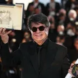 Panahi se encuentra actualmente fuera del país promocionando su nueva película. Panahi se encuentra actualmente fuera del país promocionando su nueva película.