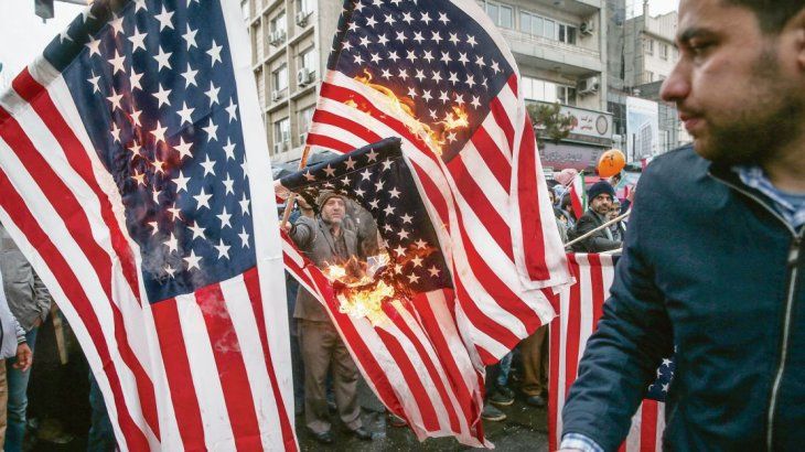 Manifestantes prendieron fuego banderas de Estados Unidos.