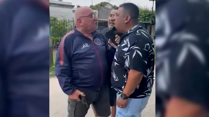 La escena fue grabada por testigos y el video, que circuló ampliamente, se convirtió en una pieza clave del juicio. La escena fue grabada por testigos y el video, que circuló ampliamente, se convirtió en una pieza clave del juicio.