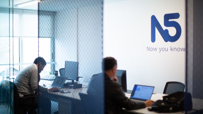 N5, la multinacional de software fundada por el argentino Julián Colombo, hizo un relevamiento sobre el impacto de la Inteligencia Artificial en las industrias.