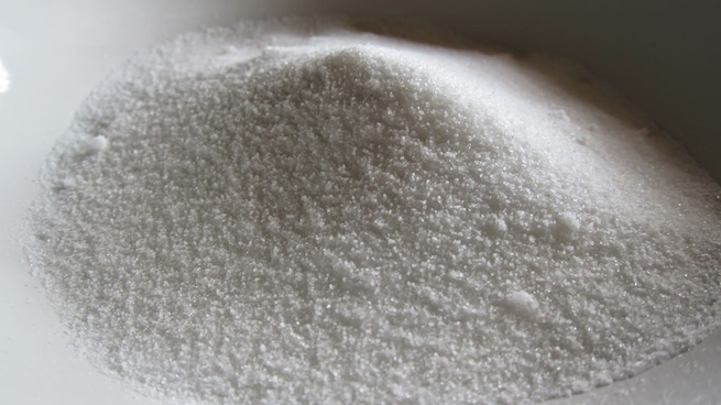 Carbonato de sodio. Para lograr un grado mayor de pureza y así lograr el carbonato de litio grado batería, luego del proceso de reacción con la soda ash, las empresas mineras utilizan un filtro para remover la humedad y obtener el producto final.