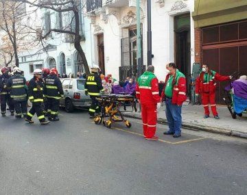 Once adultos mayores de un geriátrico del barrio porteño de Palermo fueron trasladados a diversos centros de salud 