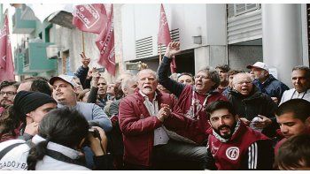 ámbito.com | reclamo. Omar Plaini encabezó un acto en la puerta del que hasta la semana pasada era su gremio, con escasa participación de dirigentes.
