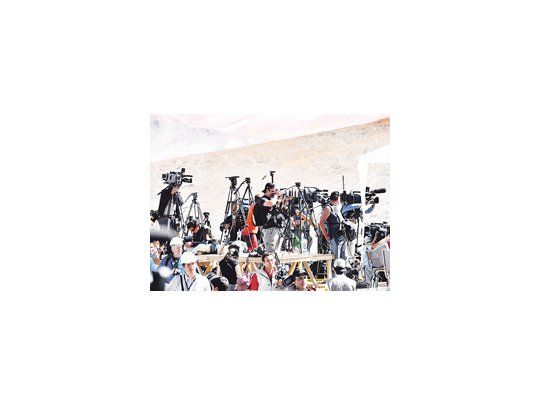 Más de dos mil periodistas chilenos y extranjeros han llegado hasta la mina San José para llevar al mundo el dramático e histórico rescate de los mineros. Muchos se quejan por las restricciones impuestas por las autoridades.