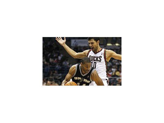 Delfino anotó 18 puntos en la victoria de los Bucks.