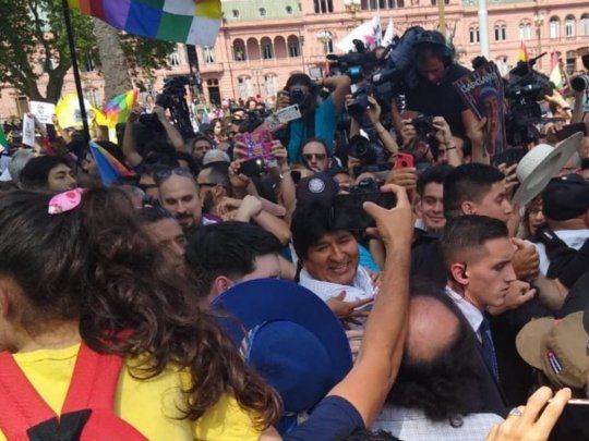 Evo Morales en Plaza de Mayo junto a las Madres.&nbsp;