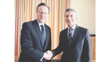 El presidente Mauricio Macri y el primer ministro británico, el conservador David Cameron, se reunieron ayer durante 25 minutos en Davos, Suiza. Ambos acordaron relanzar la relación, pero el segundo no dio muestras de voluntad de poner la cuestión Malvinas en la agenda.