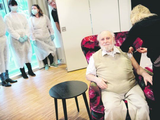 TROPIEZOS. Dinamarca, que ya vacuna a los adultos mayores, es uno de los países europeos que choca con los faltantes que aducen los laboratorios.