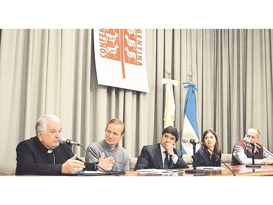 Cónclave. El nuncio Emil Tscherring; el titular de la Pastoral Carcelaria, obispo Esteban Laxague, y el titular de Casación, Alejandro Slokar, ayer.