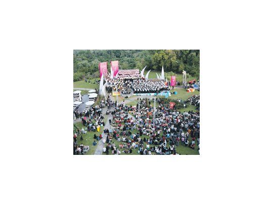 Alrededor de 700 niños y jóvenes protagonizaron el espectacular cierre de «Iguazú en Concierto», que en su segunda edición reunió grupos y solistas profesionales y amateurs de diversas partes del mundo.