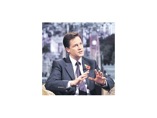 El líder liberaldemócrata británico, Nick Clegg, había prometido en la campaña impedir una suba de los aranceles a los estudiantes universitarios. Olvidó su promesa al aliarse a los conservadores y ahora afronta severas críticas.