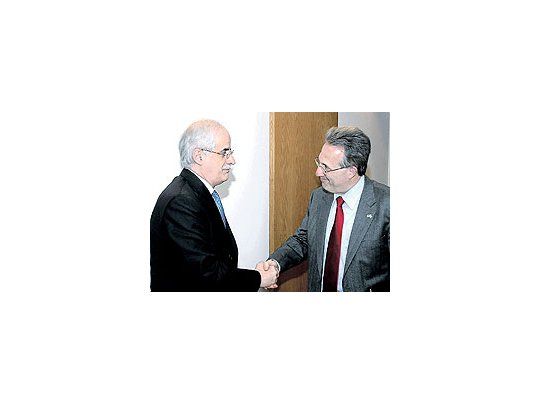 El embajador de Estados Unidos, Earl Anthony Wayne, y el canciller Jorge Taiana se saludan con gesto tenso antes de iniciar la reunión por el polémico caso de Antonini Wilson.