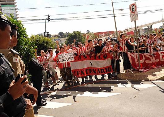 Pasión. Estudiantes no está solo. La policía mira atentamente. Los hinchas se desviven por el equipo.